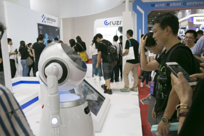 能迎賓講解還會(huì)推銷？世界機(jī)器人大會(huì)上，深圳制造的智能“服務(wù)員”為何如此出彩