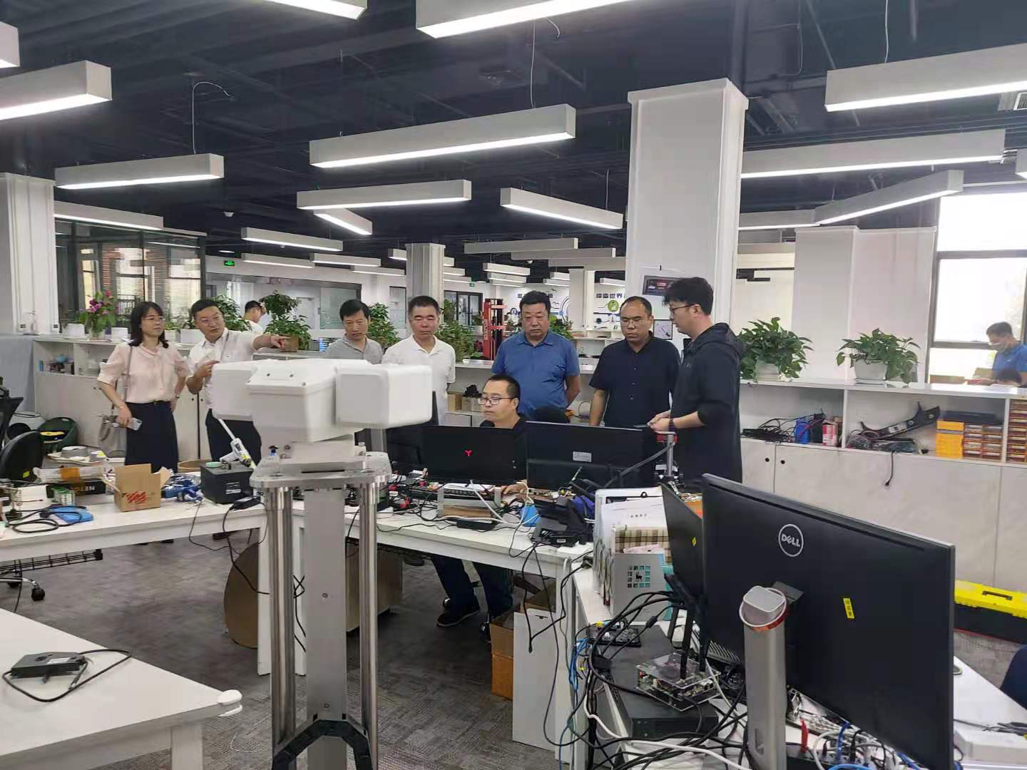 攜手并進，智造未來 我校與沈陽呂尚科技公司深化校企合作，共探智能機器人研發新篇章